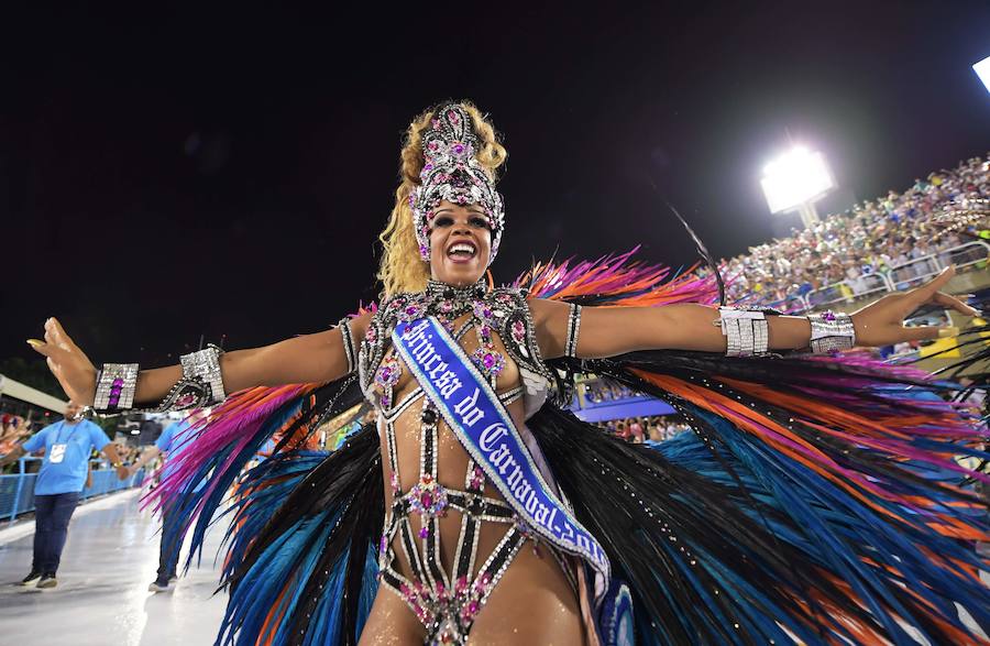 Mendigos bailarines, un navío pirata con agua fluyendo en cascada y hasta un motero encima de un carro alegórico: los desfiles del sambódromo, en Río de Janeiro, han dado la bienvenida a uno de los carnavales más importantes del mundo. Creatividad, sensualidad y exuberancia han sido las protagonistas de unos desfiles en los que se han realizado reclamos de igualdad y justicia, así como mensajes contra el lavado de dinero y la corrupción desbordada en el país suramericano.