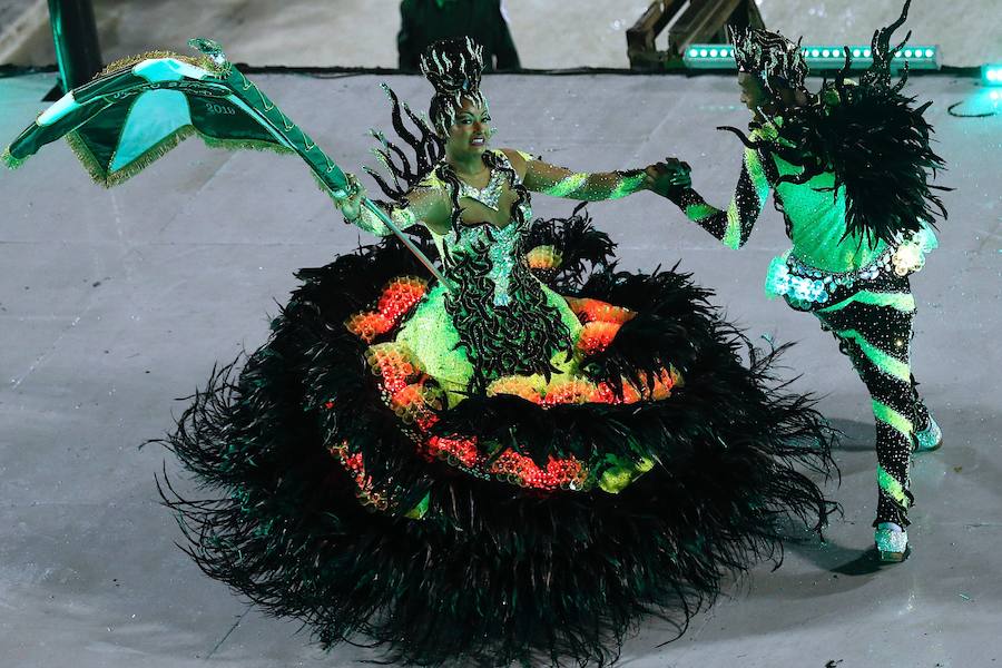 Mendigos bailarines, un navío pirata con agua fluyendo en cascada y hasta un motero encima de un carro alegórico: los desfiles del sambódromo, en Río de Janeiro, han dado la bienvenida a uno de los carnavales más importantes del mundo. Creatividad, sensualidad y exuberancia han sido las protagonistas de unos desfiles en los que se han realizado reclamos de igualdad y justicia, así como mensajes contra el lavado de dinero y la corrupción desbordada en el país suramericano.