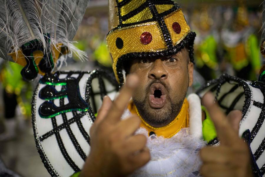 Mendigos bailarines, un navío pirata con agua fluyendo en cascada y hasta un motero encima de un carro alegórico: los desfiles del sambódromo, en Río de Janeiro, han dado la bienvenida a uno de los carnavales más importantes del mundo. Creatividad, sensualidad y exuberancia han sido las protagonistas de unos desfiles en los que se han realizado reclamos de igualdad y justicia, así como mensajes contra el lavado de dinero y la corrupción desbordada en el país suramericano.