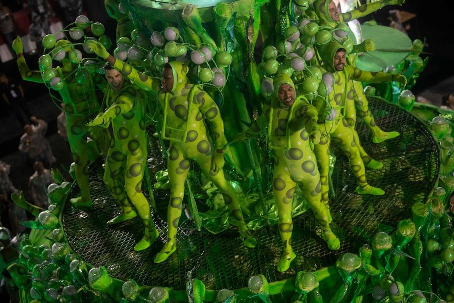 Mendigos bailarines, un navío pirata con agua fluyendo en cascada y hasta un motero encima de un carro alegórico: los desfiles del sambódromo, en Río de Janeiro, han dado la bienvenida a uno de los carnavales más importantes del mundo. Creatividad, sensualidad y exuberancia han sido las protagonistas de unos desfiles en los que se han realizado reclamos de igualdad y justicia, así como mensajes contra el lavado de dinero y la corrupción desbordada en el país suramericano.