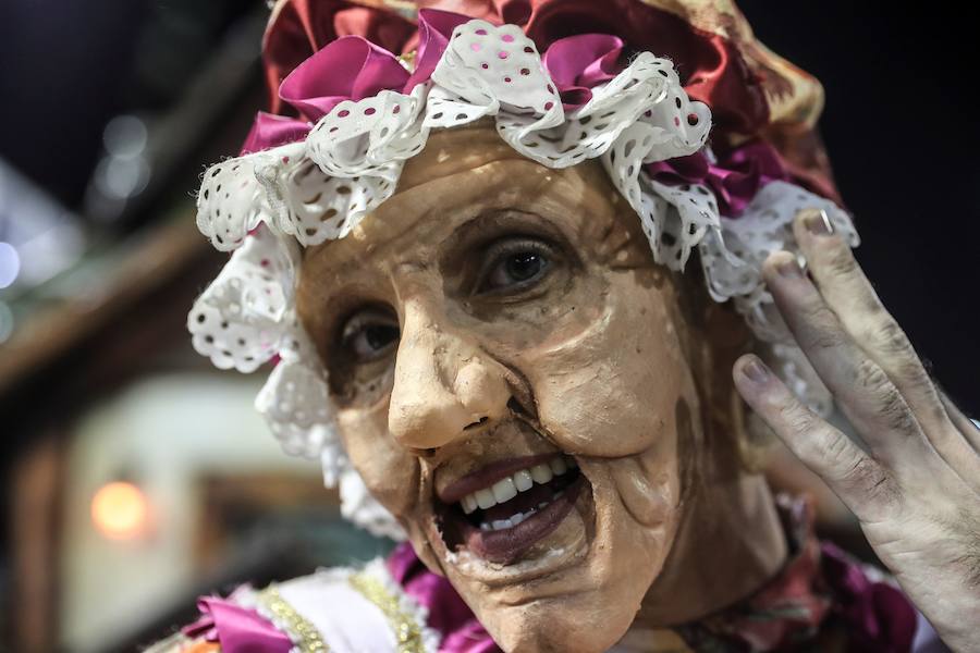 Mendigos bailarines, un navío pirata con agua fluyendo en cascada y hasta un motero encima de un carro alegórico: los desfiles del sambódromo, en Río de Janeiro, han dado la bienvenida a uno de los carnavales más importantes del mundo. Creatividad, sensualidad y exuberancia han sido las protagonistas de unos desfiles en los que se han realizado reclamos de igualdad y justicia, así como mensajes contra el lavado de dinero y la corrupción desbordada en el país suramericano.