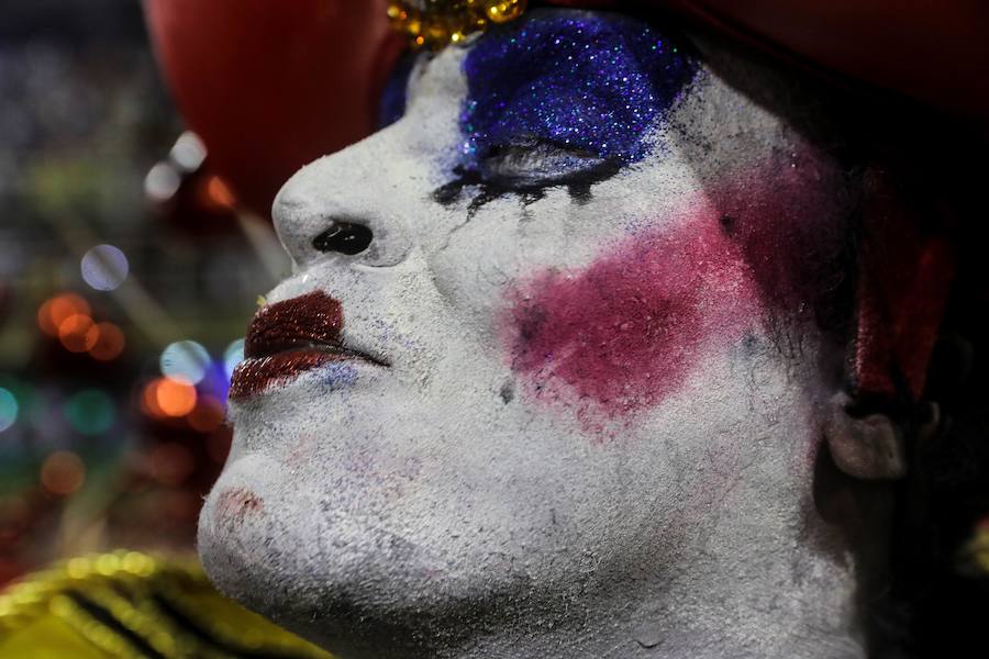 Mendigos bailarines, un navío pirata con agua fluyendo en cascada y hasta un motero encima de un carro alegórico: los desfiles del sambódromo, en Río de Janeiro, han dado la bienvenida a uno de los carnavales más importantes del mundo. Creatividad, sensualidad y exuberancia han sido las protagonistas de unos desfiles en los que se han realizado reclamos de igualdad y justicia, así como mensajes contra el lavado de dinero y la corrupción desbordada en el país suramericano.
