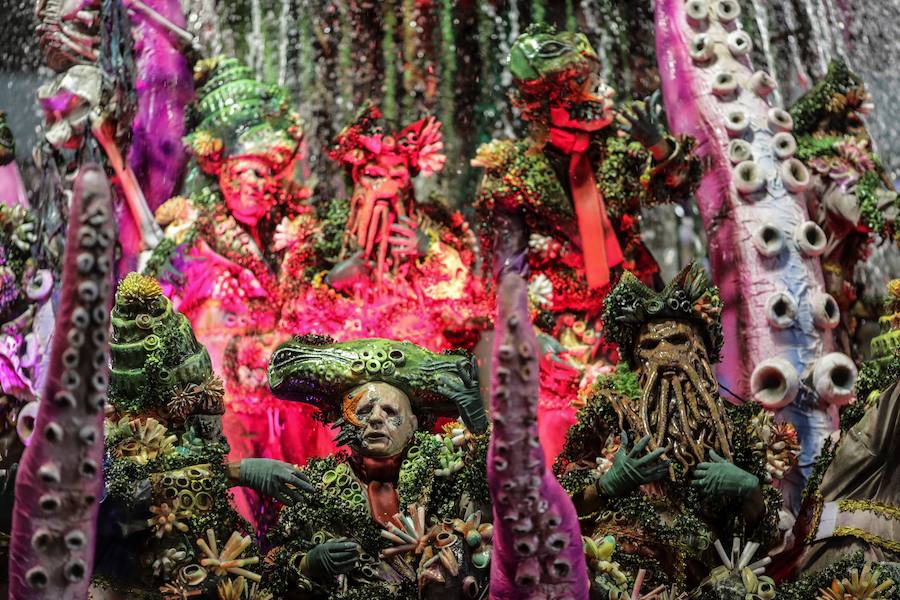 Mendigos bailarines, un navío pirata con agua fluyendo en cascada y hasta un motero encima de un carro alegórico: los desfiles del sambódromo, en Río de Janeiro, han dado la bienvenida a uno de los carnavales más importantes del mundo. Creatividad, sensualidad y exuberancia han sido las protagonistas de unos desfiles en los que se han realizado reclamos de igualdad y justicia, así como mensajes contra el lavado de dinero y la corrupción desbordada en el país suramericano.