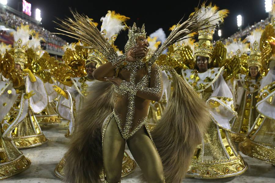 Mendigos bailarines, un navío pirata con agua fluyendo en cascada y hasta un motero encima de un carro alegórico: los desfiles del sambódromo, en Río de Janeiro, han dado la bienvenida a uno de los carnavales más importantes del mundo. Creatividad, sensualidad y exuberancia han sido las protagonistas de unos desfiles en los que se han realizado reclamos de igualdad y justicia, así como mensajes contra el lavado de dinero y la corrupción desbordada en el país suramericano.
