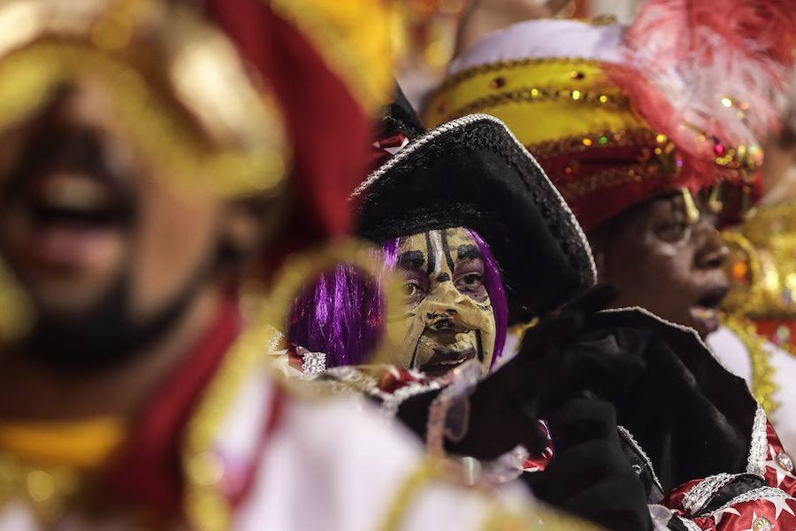 Mendigos bailarines, un navío pirata con agua fluyendo en cascada y hasta un motero encima de un carro alegórico: los desfiles del sambódromo, en Río de Janeiro, han dado la bienvenida a uno de los carnavales más importantes del mundo. Creatividad, sensualidad y exuberancia han sido las protagonistas de unos desfiles en los que se han realizado reclamos de igualdad y justicia, así como mensajes contra el lavado de dinero y la corrupción desbordada en el país suramericano.