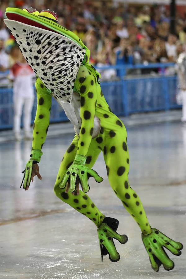 Mendigos bailarines, un navío pirata con agua fluyendo en cascada y hasta un motero encima de un carro alegórico: los desfiles del sambódromo, en Río de Janeiro, han dado la bienvenida a uno de los carnavales más importantes del mundo. Creatividad, sensualidad y exuberancia han sido las protagonistas de unos desfiles en los que se han realizado reclamos de igualdad y justicia, así como mensajes contra el lavado de dinero y la corrupción desbordada en el país suramericano.