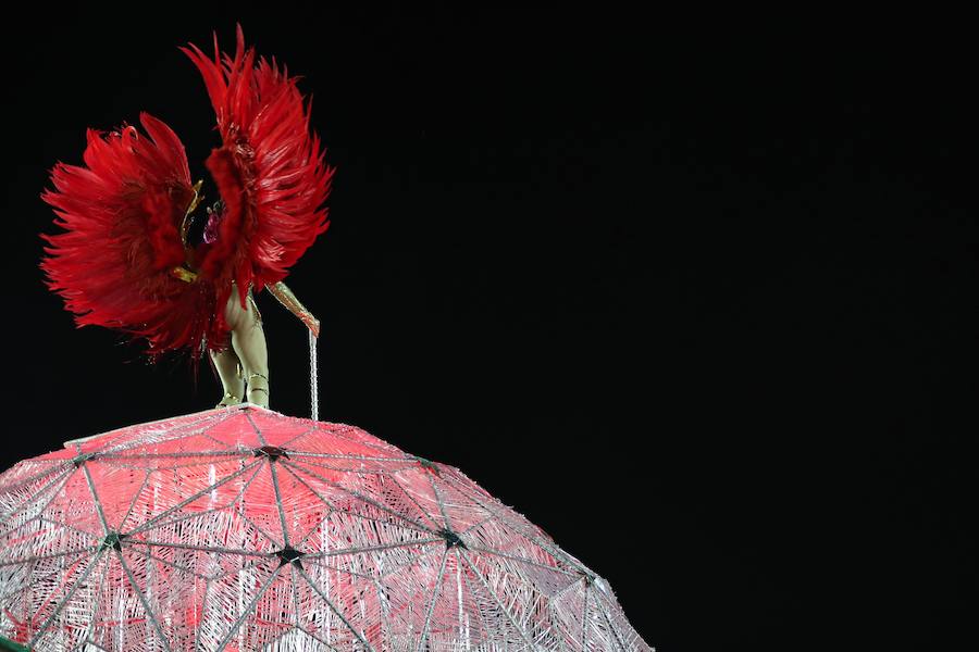 Mendigos bailarines, un navío pirata con agua fluyendo en cascada y hasta un motero encima de un carro alegórico: los desfiles del sambódromo, en Río de Janeiro, han dado la bienvenida a uno de los carnavales más importantes del mundo. Creatividad, sensualidad y exuberancia han sido las protagonistas de unos desfiles en los que se han realizado reclamos de igualdad y justicia, así como mensajes contra el lavado de dinero y la corrupción desbordada en el país suramericano.