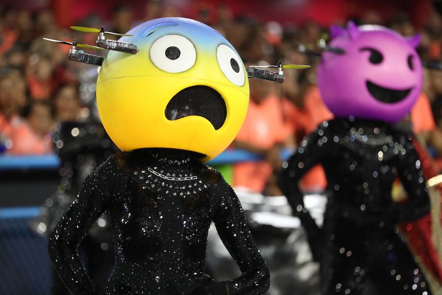 Mendigos bailarines, un navío pirata con agua fluyendo en cascada y hasta un motero encima de un carro alegórico: los desfiles del sambódromo, en Río de Janeiro, han dado la bienvenida a uno de los carnavales más importantes del mundo. Creatividad, sensualidad y exuberancia han sido las protagonistas de unos desfiles en los que se han realizado reclamos de igualdad y justicia, así como mensajes contra el lavado de dinero y la corrupción desbordada en el país suramericano.