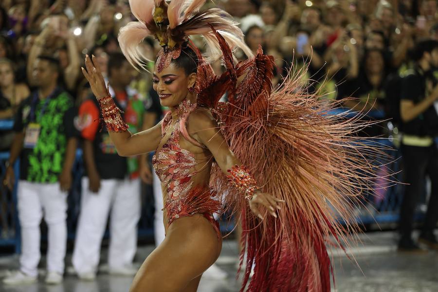 Mendigos bailarines, un navío pirata con agua fluyendo en cascada y hasta un motero encima de un carro alegórico: los desfiles del sambódromo, en Río de Janeiro, han dado la bienvenida a uno de los carnavales más importantes del mundo. Creatividad, sensualidad y exuberancia han sido las protagonistas de unos desfiles en los que se han realizado reclamos de igualdad y justicia, así como mensajes contra el lavado de dinero y la corrupción desbordada en el país suramericano.