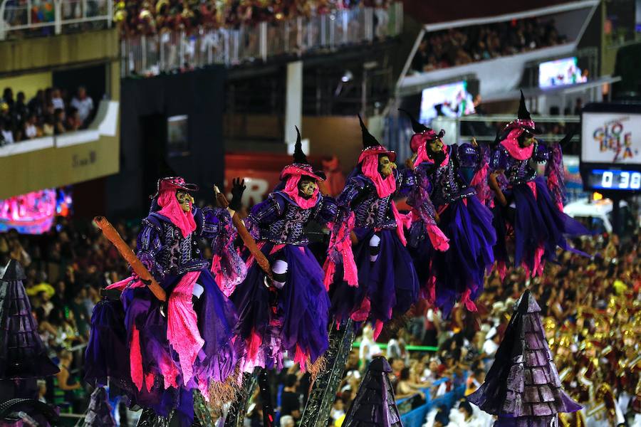 Mendigos bailarines, un navío pirata con agua fluyendo en cascada y hasta un motero encima de un carro alegórico: los desfiles del sambódromo, en Río de Janeiro, han dado la bienvenida a uno de los carnavales más importantes del mundo. Creatividad, sensualidad y exuberancia han sido las protagonistas de unos desfiles en los que se han realizado reclamos de igualdad y justicia, así como mensajes contra el lavado de dinero y la corrupción desbordada en el país suramericano.