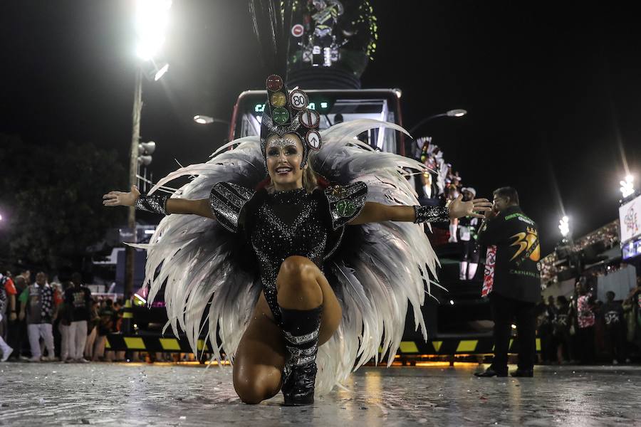 Mendigos bailarines, un navío pirata con agua fluyendo en cascada y hasta un motero encima de un carro alegórico: los desfiles del sambódromo, en Río de Janeiro, han dado la bienvenida a uno de los carnavales más importantes del mundo. Creatividad, sensualidad y exuberancia han sido las protagonistas de unos desfiles en los que se han realizado reclamos de igualdad y justicia, así como mensajes contra el lavado de dinero y la corrupción desbordada en el país suramericano.