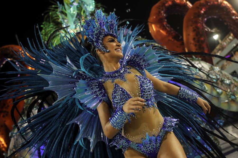 Mendigos bailarines, un navío pirata con agua fluyendo en cascada y hasta un motero encima de un carro alegórico: los desfiles del sambódromo, en Río de Janeiro, han dado la bienvenida a uno de los carnavales más importantes del mundo. Creatividad, sensualidad y exuberancia han sido las protagonistas de unos desfiles en los que se han realizado reclamos de igualdad y justicia, así como mensajes contra el lavado de dinero y la corrupción desbordada en el país suramericano.