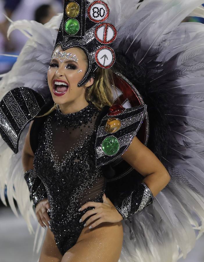 Mendigos bailarines, un navío pirata con agua fluyendo en cascada y hasta un motero encima de un carro alegórico: los desfiles del sambódromo, en Río de Janeiro, han dado la bienvenida a uno de los carnavales más importantes del mundo. Creatividad, sensualidad y exuberancia han sido las protagonistas de unos desfiles en los que se han realizado reclamos de igualdad y justicia, así como mensajes contra el lavado de dinero y la corrupción desbordada en el país suramericano.