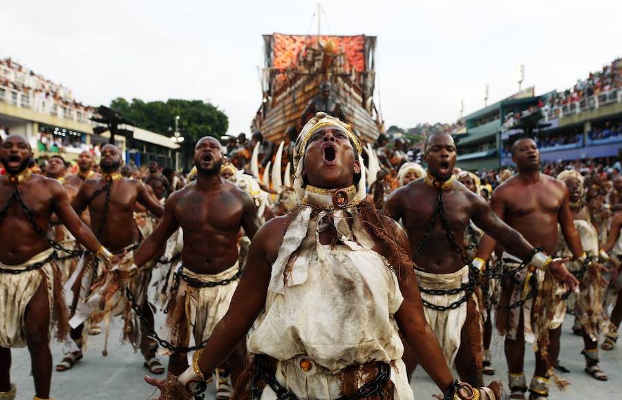 Mendigos bailarines, un navío pirata con agua fluyendo en cascada y hasta un motero encima de un carro alegórico: los desfiles del sambódromo, en Río de Janeiro, han dado la bienvenida a uno de los carnavales más importantes del mundo. Creatividad, sensualidad y exuberancia han sido las protagonistas de unos desfiles en los que se han realizado reclamos de igualdad y justicia, así como mensajes contra el lavado de dinero y la corrupción desbordada en el país suramericano.
