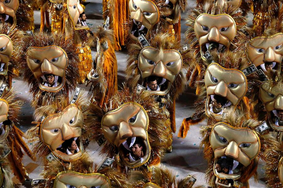 Mendigos bailarines, un navío pirata con agua fluyendo en cascada y hasta un motero encima de un carro alegórico: los desfiles del sambódromo, en Río de Janeiro, han dado la bienvenida a uno de los carnavales más importantes del mundo. Creatividad, sensualidad y exuberancia han sido las protagonistas de unos desfiles en los que se han realizado reclamos de igualdad y justicia, así como mensajes contra el lavado de dinero y la corrupción desbordada en el país suramericano.