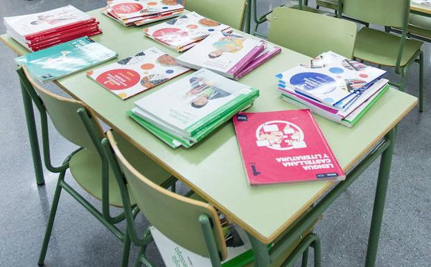 Reparto de libros incluidos en el programa Xarxallibres en un centro alicantino. 