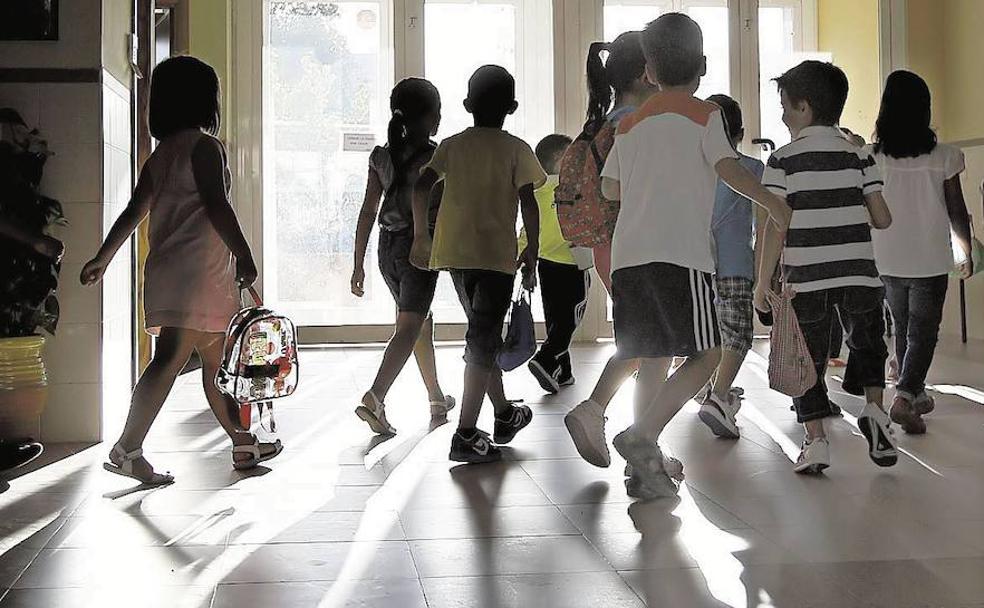 Niños valencianos en un colegio. 