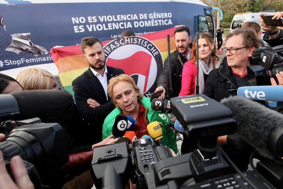 Fotos: Autobús de HazteOir detenido en Valencia