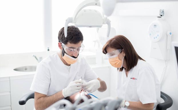 Implante dental en Valencia, una solución para conseguir una sonrisa perfecta y natural