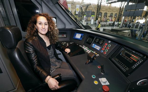 Cercanías. Laura Bas, al frente de uno de los trenes que habitualmente conduce. 