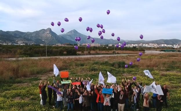 El IES Joan Fuster levanta las manos y la voz a favor de la igualdad