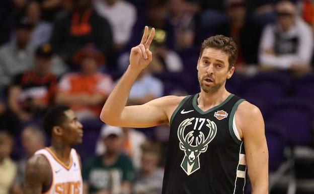 Pau Gasol, con el 17 en la camiseta de los Bucks. 