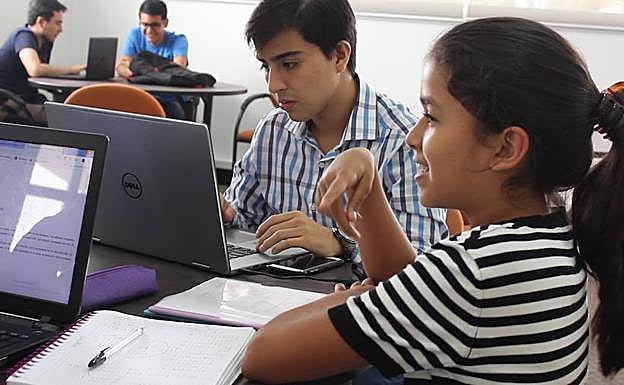 Maité habla inglés, alemán y español. 