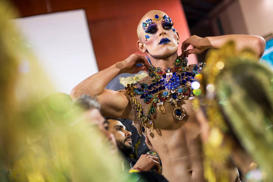 El Carnaval de Las Palmas de Gran Canaria eligió la noche del lunes a su Drag Queen 2019. El reconocimiento recayó en Drag Chuchi, que se presentó ante las 6.000 personas que llenaban el parque de Santa Catalina como un dios hindú en tránsito hacia Río de Janeiro. Y lo hizo con la fantasía «Repite mi nombre», un especáculo con una puesta de escena acrobática y sobrecogedora. El músico brasileño Carlinhos Brown fue el encargado de prender la mecha a la gran gala de unas fiestas que este año se inspiran en Río de Janeiro.