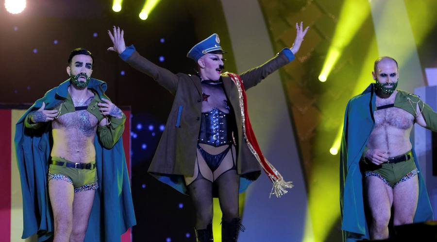 El Carnaval de Las Palmas de Gran Canaria eligió la noche del lunes a su Drag Queen 2019. El reconocimiento recayó en Drag Chuchi, que se presentó ante las 6.000 personas que llenaban el parque de Santa Catalina como un dios hindú en tránsito hacia Río de Janeiro. Y lo hizo con la fantasía «Repite mi nombre», un especáculo con una puesta de escena acrobática y sobrecogedora. El músico brasileño Carlinhos Brown fue el encargado de prender la mecha a la gran gala de unas fiestas que este año se inspiran en Río de Janeiro.