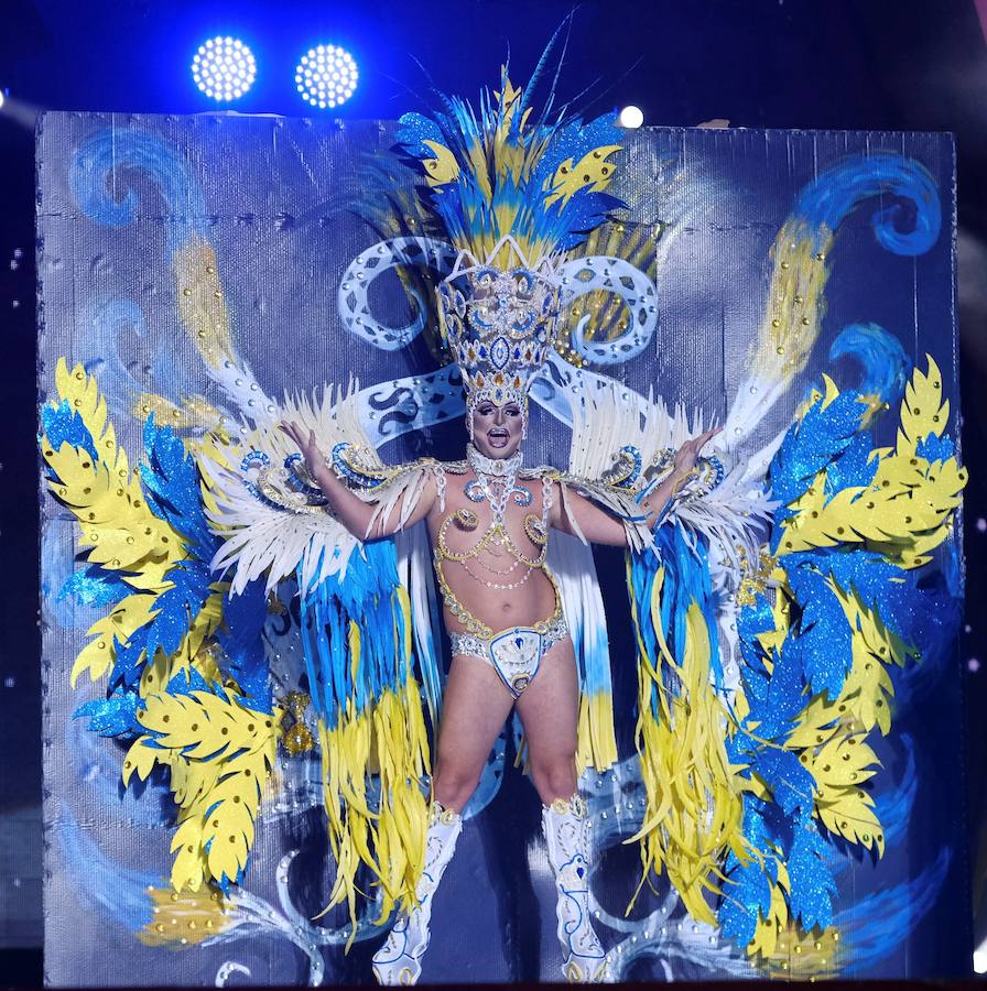 El Carnaval de Las Palmas de Gran Canaria eligió la noche del lunes a su Drag Queen 2019. El reconocimiento recayó en Drag Chuchi, que se presentó ante las 6.000 personas que llenaban el parque de Santa Catalina como un dios hindú en tránsito hacia Río de Janeiro. Y lo hizo con la fantasía «Repite mi nombre», un especáculo con una puesta de escena acrobática y sobrecogedora. El músico brasileño Carlinhos Brown fue el encargado de prender la mecha a la gran gala de unas fiestas que este año se inspiran en Río de Janeiro.