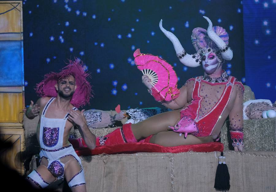 El Carnaval de Las Palmas de Gran Canaria eligió la noche del lunes a su Drag Queen 2019. El reconocimiento recayó en Drag Chuchi, que se presentó ante las 6.000 personas que llenaban el parque de Santa Catalina como un dios hindú en tránsito hacia Río de Janeiro. Y lo hizo con la fantasía «Repite mi nombre», un especáculo con una puesta de escena acrobática y sobrecogedora. El músico brasileño Carlinhos Brown fue el encargado de prender la mecha a la gran gala de unas fiestas que este año se inspiran en Río de Janeiro.