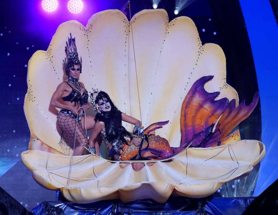 El Carnaval de Las Palmas de Gran Canaria eligió la noche del lunes a su Drag Queen 2019. El reconocimiento recayó en Drag Chuchi, que se presentó ante las 6.000 personas que llenaban el parque de Santa Catalina como un dios hindú en tránsito hacia Río de Janeiro. Y lo hizo con la fantasía «Repite mi nombre», un especáculo con una puesta de escena acrobática y sobrecogedora. El músico brasileño Carlinhos Brown fue el encargado de prender la mecha a la gran gala de unas fiestas que este año se inspiran en Río de Janeiro.