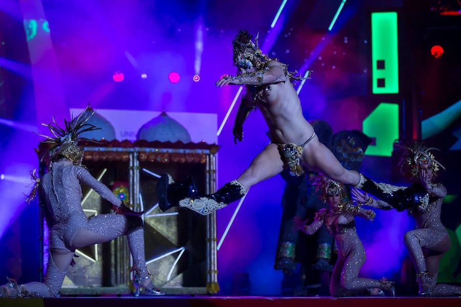 El Carnaval de Las Palmas de Gran Canaria eligió la noche del lunes a su Drag Queen 2019. El reconocimiento recayó en Drag Chuchi, que se presentó ante las 6.000 personas que llenaban el parque de Santa Catalina como un dios hindú en tránsito hacia Río de Janeiro. Y lo hizo con la fantasía «Repite mi nombre», un especáculo con una puesta de escena acrobática y sobrecogedora. El músico brasileño Carlinhos Brown fue el encargado de prender la mecha a la gran gala de unas fiestas que este año se inspiran en Río de Janeiro.