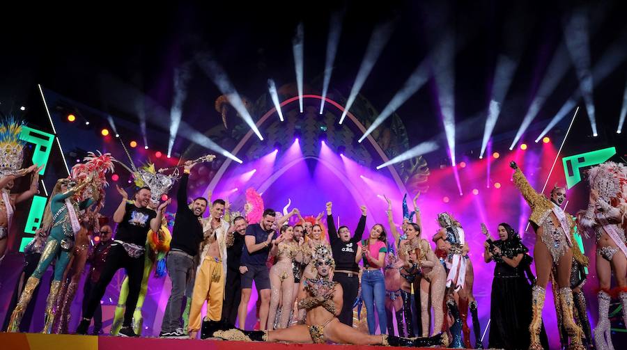 El Carnaval de Las Palmas de Gran Canaria eligió la noche del lunes a su Drag Queen 2019. El reconocimiento recayó en Drag Chuchi, que se presentó ante las 6.000 personas que llenaban el parque de Santa Catalina como un dios hindú en tránsito hacia Río de Janeiro. Y lo hizo con la fantasía «Repite mi nombre», un especáculo con una puesta de escena acrobática y sobrecogedora. El músico brasileño Carlinhos Brown fue el encargado de prender la mecha a la gran gala de unas fiestas que este año se inspiran en Río de Janeiro.