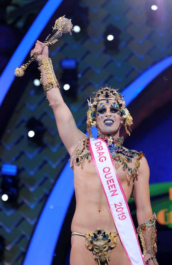 El Carnaval de Las Palmas de Gran Canaria eligió la noche del lunes a su Drag Queen 2019. El reconocimiento recayó en Drag Chuchi, que se presentó ante las 6.000 personas que llenaban el parque de Santa Catalina como un dios hindú en tránsito hacia Río de Janeiro. Y lo hizo con la fantasía «Repite mi nombre», un especáculo con una puesta de escena acrobática y sobrecogedora. El músico brasileño Carlinhos Brown fue el encargado de prender la mecha a la gran gala de unas fiestas que este año se inspiran en Río de Janeiro.