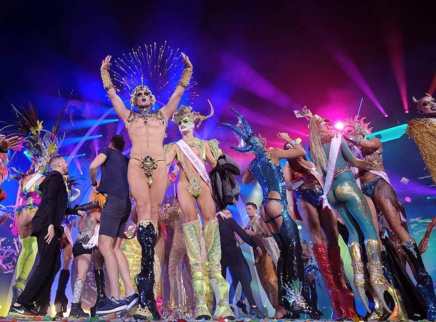 El Carnaval de Las Palmas de Gran Canaria eligió la noche del lunes a su Drag Queen 2019. El reconocimiento recayó en Drag Chuchi, que se presentó ante las 6.000 personas que llenaban el parque de Santa Catalina como un dios hindú en tránsito hacia Río de Janeiro. Y lo hizo con la fantasía «Repite mi nombre», un especáculo con una puesta de escena acrobática y sobrecogedora. El músico brasileño Carlinhos Brown fue el encargado de prender la mecha a la gran gala de unas fiestas que este año se inspiran en Río de Janeiro.