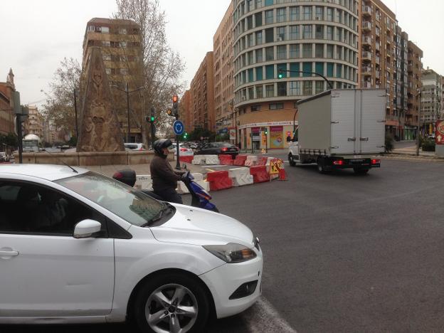 La rotonda afectada por el carril ciclista, con las obras en la parte central. 