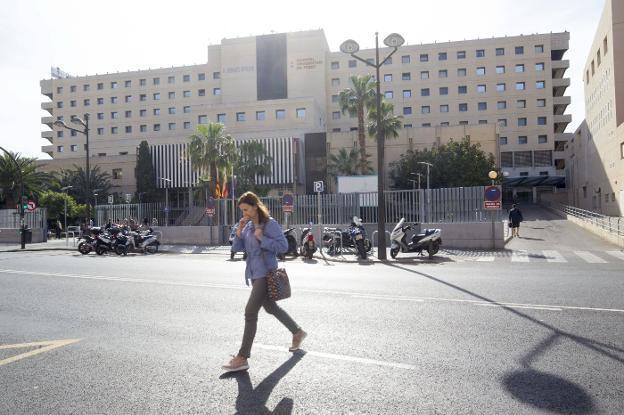 El plante de los celadores obliga a retrasar operaciones en el Peset