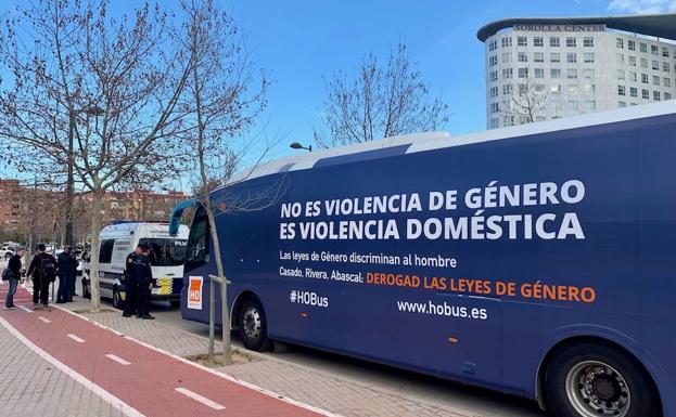 El autobús de HazteOír inmovilizado, ayer, en Valencia.