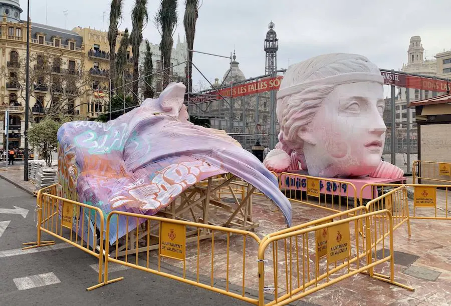 Las primeras piezas del monumento de Latorre y Sanz para la falla municipal ya asoman en la plaza del Ayuntamiento. La cabeza de la figura central es una mujer de belleza clásica con un rostro y curvaturas del peinado realizados con miles de pieza de vareta. Los valencianos PichiAvo han trabajado con los artistas falleros para la concepción de la falla.