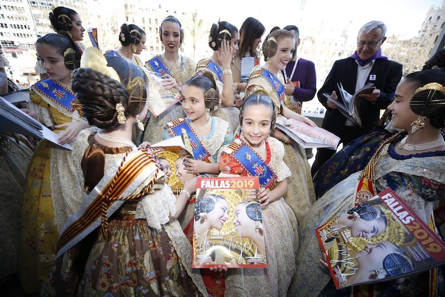 Fotos: Las falleras mayores de Valencia reciben el suplemento de Fallas de LAS PROVINCIAS