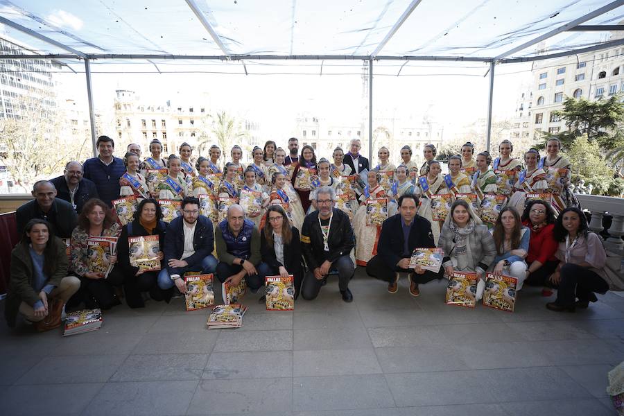 Fotos: Las falleras mayores de Valencia reciben el suplemento de Fallas de LAS PROVINCIAS