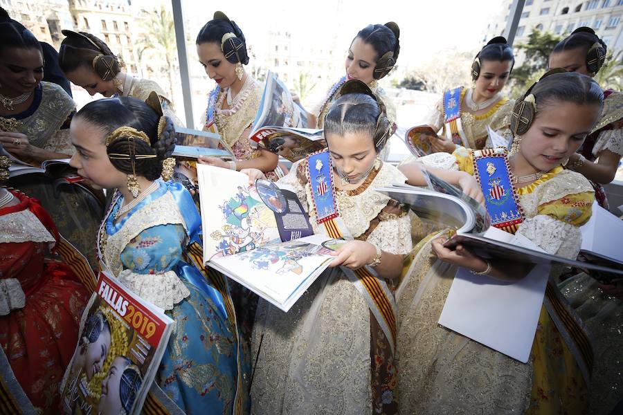 Fotos: Las falleras mayores de Valencia reciben el suplemento de Fallas de LAS PROVINCIAS