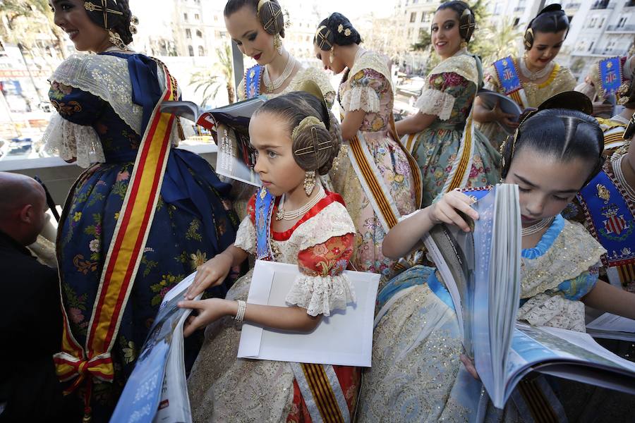 Fotos: Las falleras mayores de Valencia reciben el suplemento de Fallas de LAS PROVINCIAS