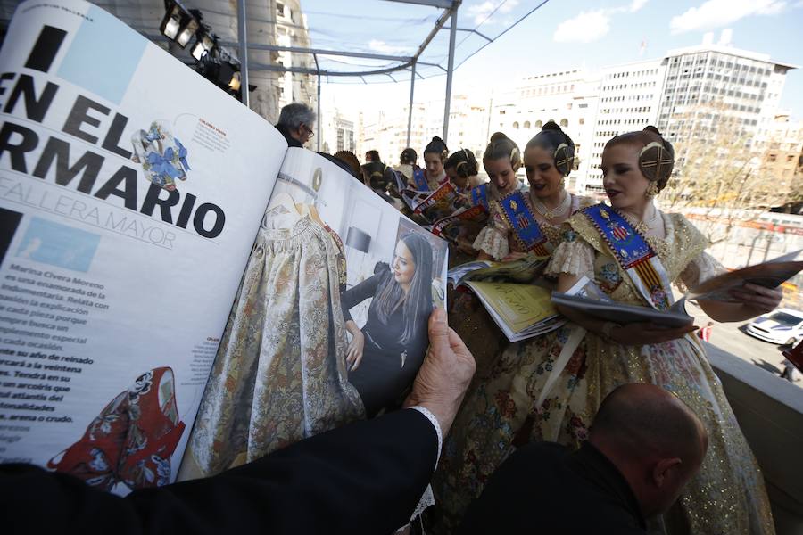 Fotos: Las falleras mayores de Valencia reciben el suplemento de Fallas de LAS PROVINCIAS