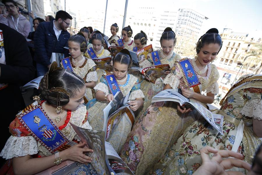 Fotos: Las falleras mayores de Valencia reciben el suplemento de Fallas de LAS PROVINCIAS