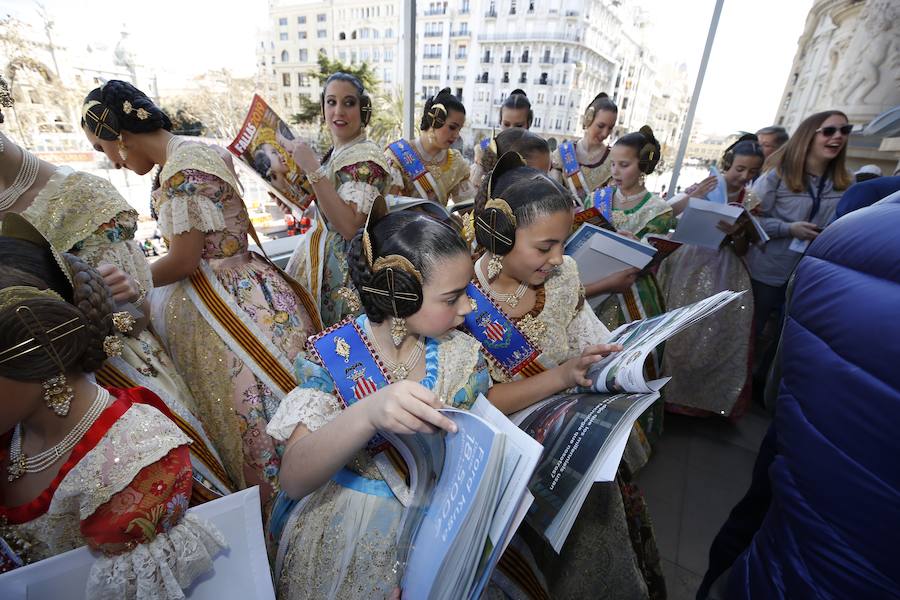 Fotos: Las falleras mayores de Valencia reciben el suplemento de Fallas de LAS PROVINCIAS