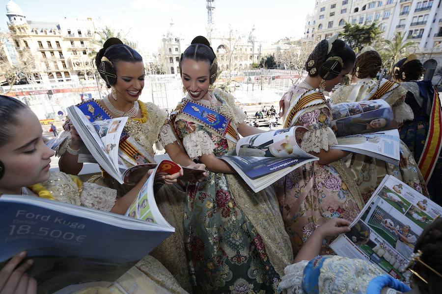 Fotos: Las falleras mayores de Valencia reciben el suplemento de Fallas de LAS PROVINCIAS