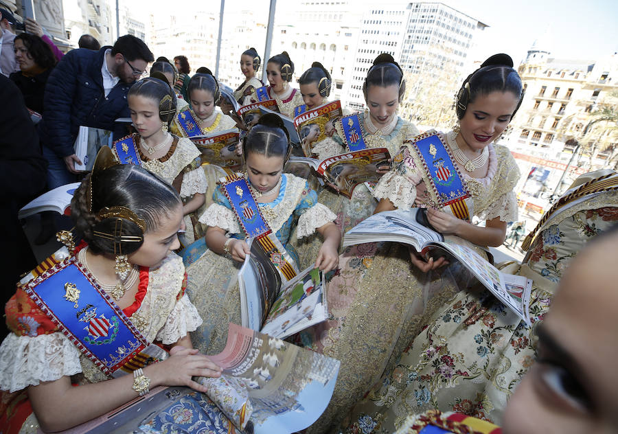 Fotos: Las falleras mayores de Valencia reciben el suplemento de Fallas de LAS PROVINCIAS