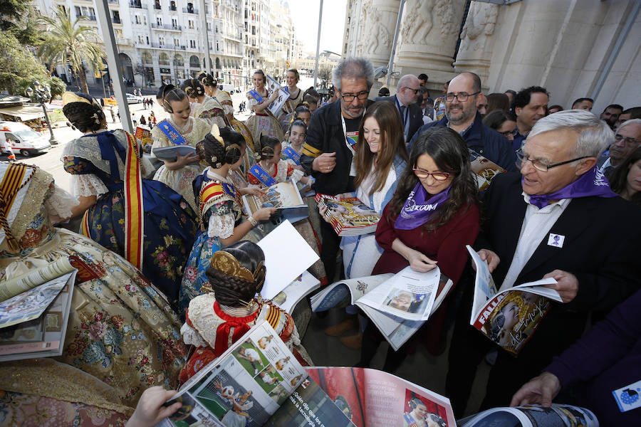 Fotos: Las falleras mayores de Valencia reciben el suplemento de Fallas de LAS PROVINCIAS